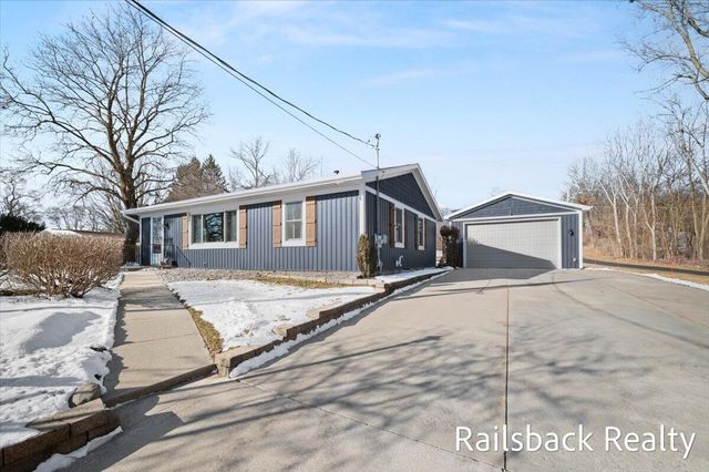 4901 Pinedell Avenue NE, Comstock Park, MI 49321