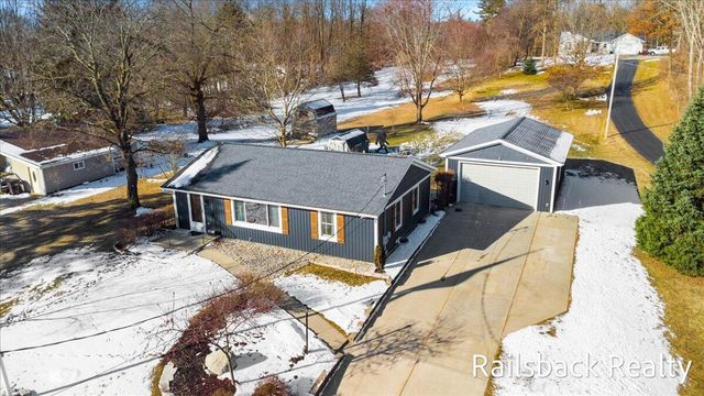 4901 Pinedell Avenue NE, Comstock Park, MI 49321