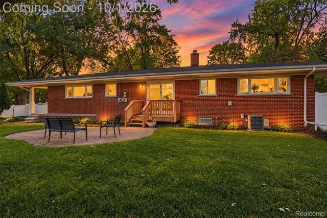 32965 Cloverdale Avenue N, Farmington, MI 48336