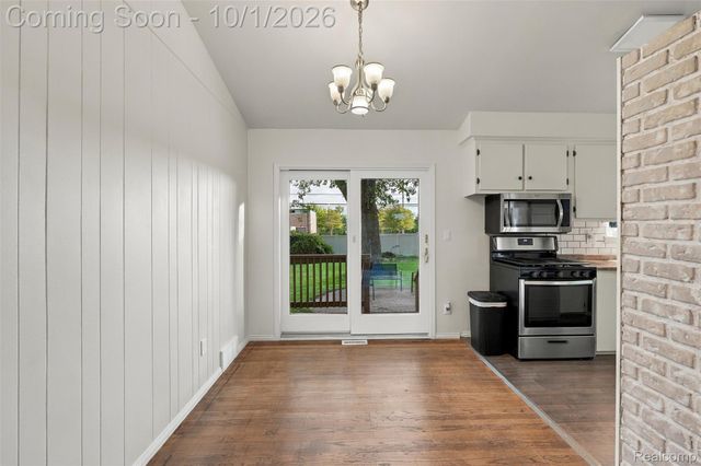 32965 Cloverdale Avenue N, Farmington, MI 48336