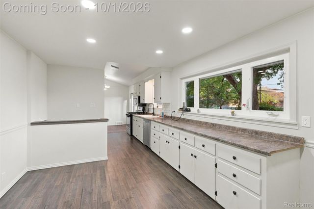 32965 Cloverdale Avenue N, Farmington, MI 48336