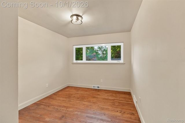 32965 Cloverdale Avenue N, Farmington, MI 48336