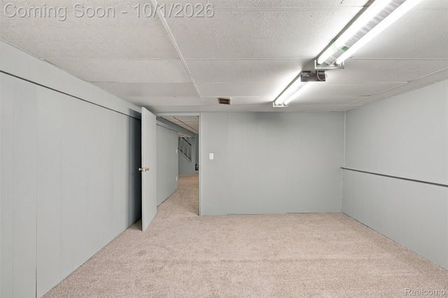 32965 Cloverdale Avenue N, Farmington, MI 48336
