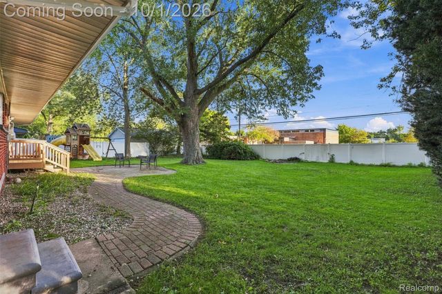 32965 Cloverdale Avenue N, Farmington, MI 48336