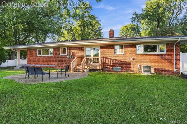 32965 Cloverdale Avenue N, Farmington, MI 48336
