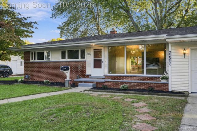 32965 Cloverdale Avenue N, Farmington, MI 48336