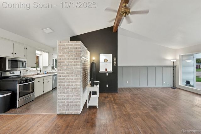 32965 Cloverdale Avenue N, Farmington, MI 48336