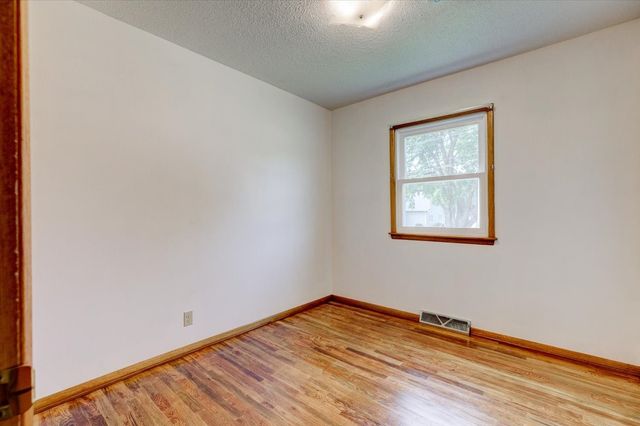 3932 E Douglas Avenue, Des Moines, IA 50317