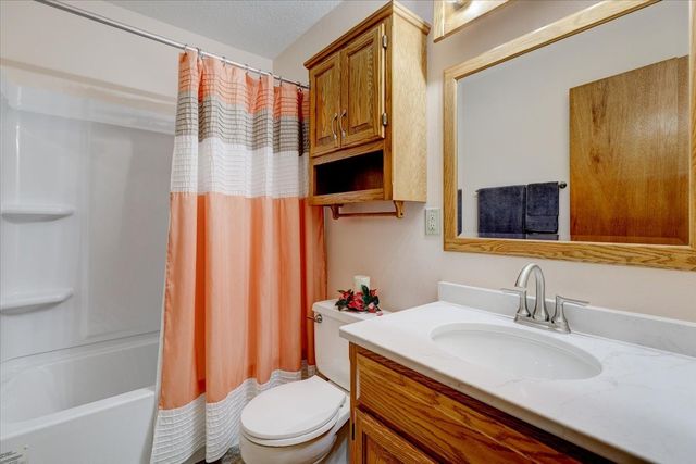 3932 E Douglas Avenue, Des Moines, IA 50317