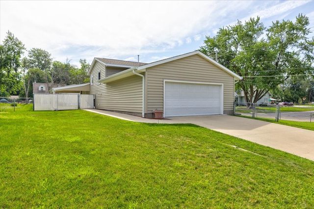 3932 E Douglas Avenue, Des Moines, IA 50317