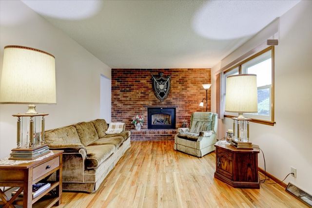 3932 E Douglas Avenue, Des Moines, IA 50317