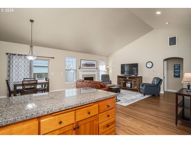 4155 STELLAR Way, Springfield, OR 97478