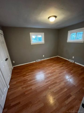 8647 Chalmers Avenue, Warren, MI 48089