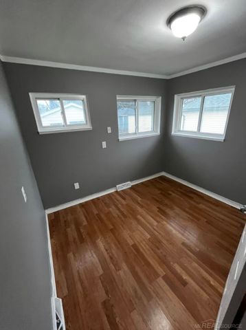 8647 Chalmers Avenue, Warren, MI 48089