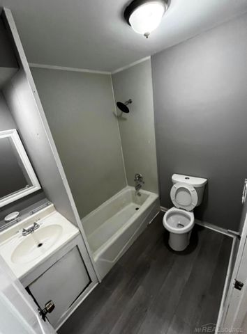 8647 Chalmers Avenue, Warren, MI 48089