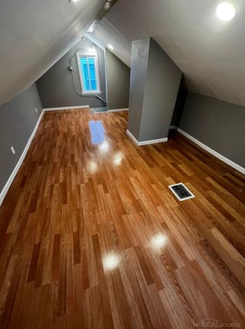 8647 Chalmers Avenue, Warren, MI 48089