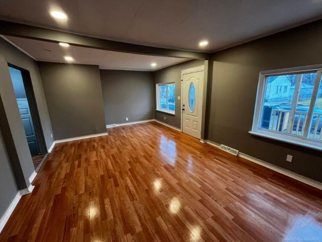 8647 Chalmers Avenue, Warren, MI 48089