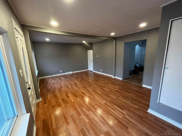 8647 Chalmers Avenue, Warren, MI 48089