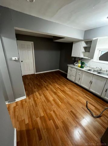 8647 Chalmers Avenue, Warren, MI 48089