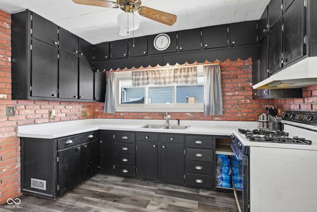 909 S A Street, Elwood, IN 46036