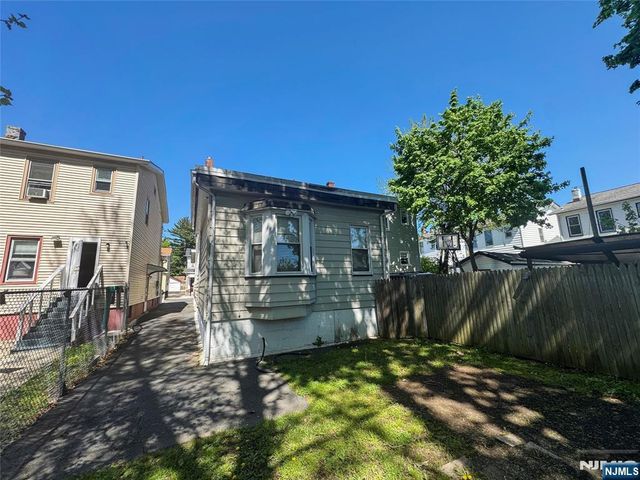 11 Lentz Place, Irvington, NJ 07111