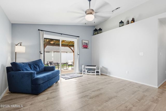 506 Cascade Ave, Moxee, WA 98936