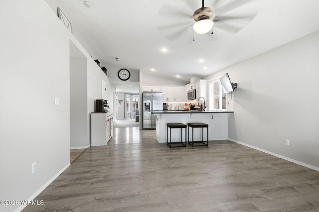 506 Cascade Ave, Moxee, WA 98936