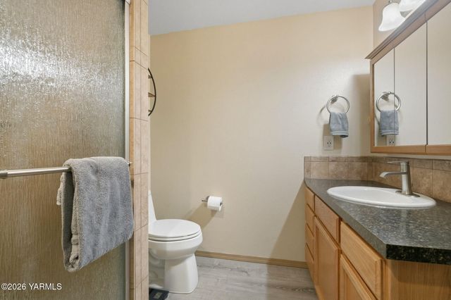 506 Cascade Ave, Moxee, WA 98936