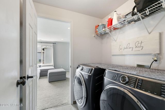 506 Cascade Ave, Moxee, WA 98936