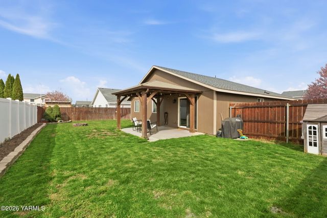 506 Cascade Ave, Moxee, WA 98936