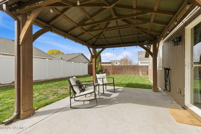 506 Cascade Ave, Moxee, WA 98936