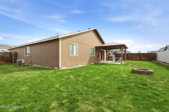 506 Cascade Ave, Moxee, WA 98936