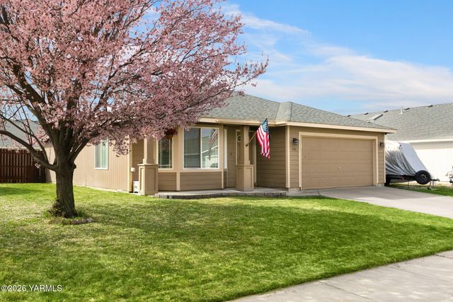 506 Cascade Ave, Moxee, WA 98936