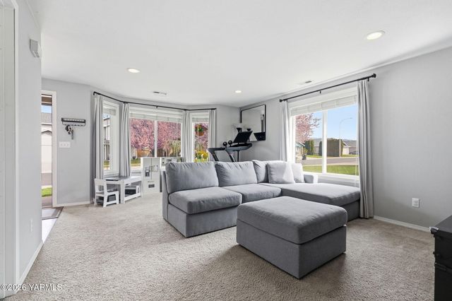 506 Cascade Ave, Moxee, WA 98936