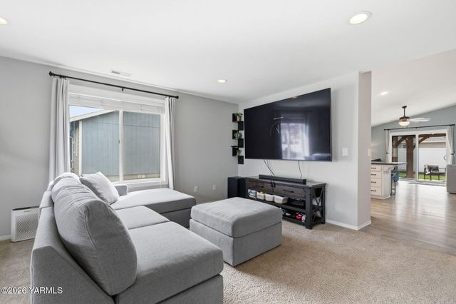 506 Cascade Ave, Moxee, WA 98936