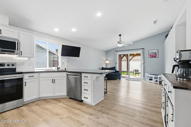 506 Cascade Ave, Moxee, WA 98936