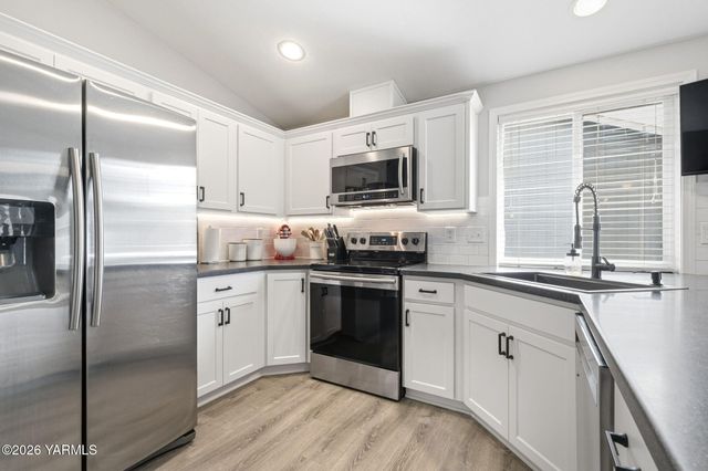 506 Cascade Ave, Moxee, WA 98936