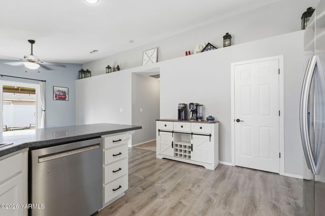 506 Cascade Ave, Moxee, WA 98936