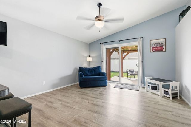 506 Cascade Ave, Moxee, WA 98936