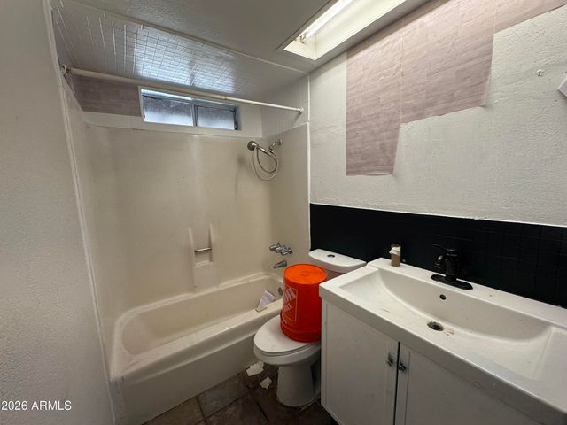 8428 W GLENROSA Avenue, Phoenix, AZ 85037