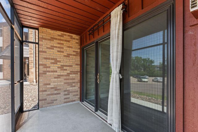 2700 Oxford Street N 101, Roseville, MN 55113