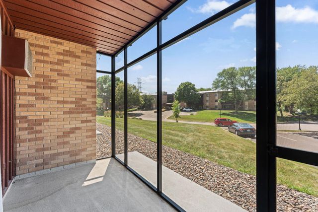 2700 Oxford Street N 101, Roseville, MN 55113