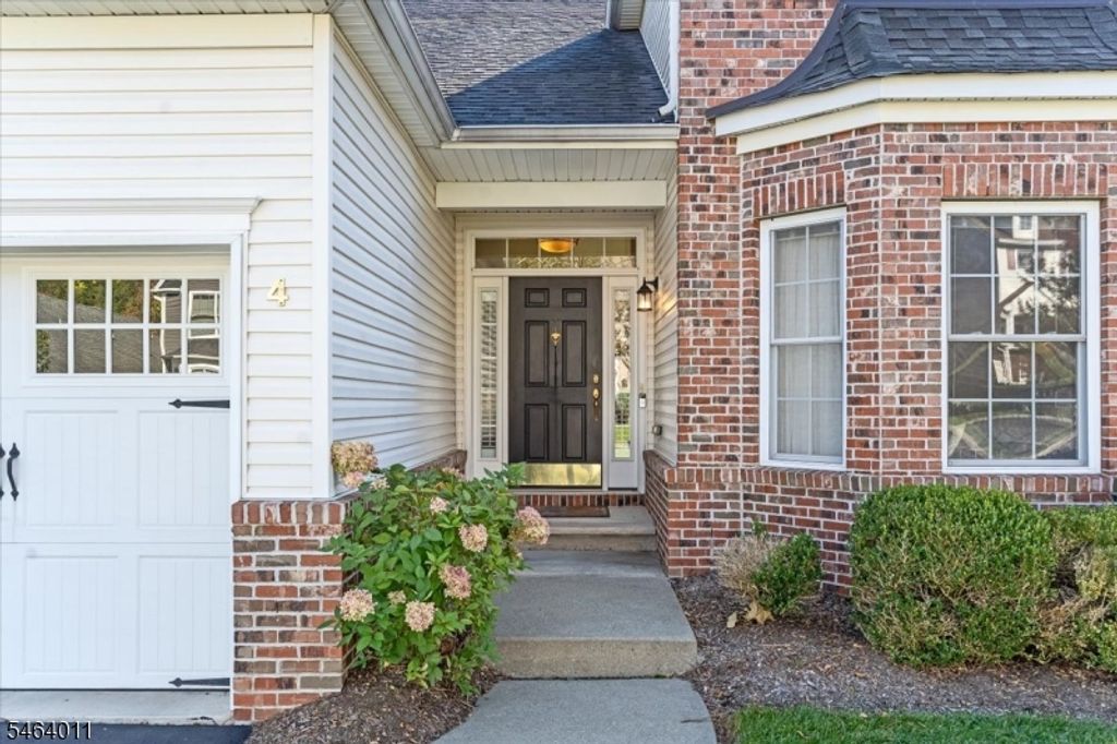 4 Bluffs Ct, Hamburg Boro, NJ 07419 — photo 2