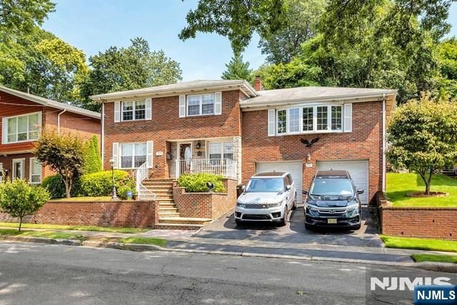 694 Center Street House, Ridgefield, NJ 07657