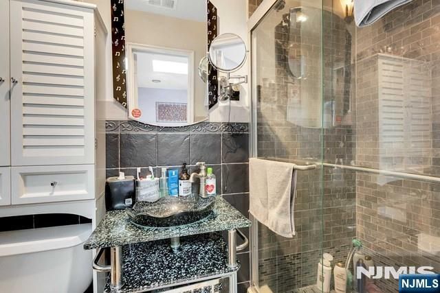 694 Center Street House, Ridgefield, NJ 07657