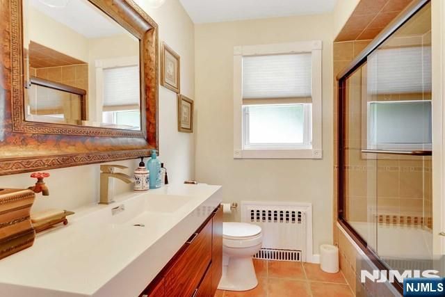 694 Center Street House, Ridgefield, NJ 07657