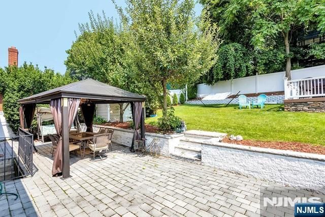 694 Center Street House, Ridgefield, NJ 07657
