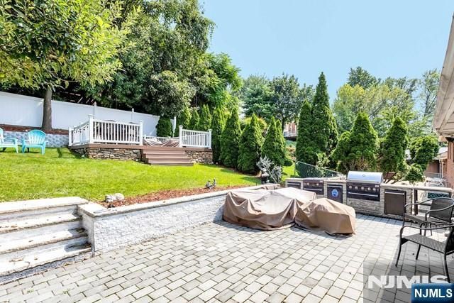 694 Center Street House, Ridgefield, NJ 07657