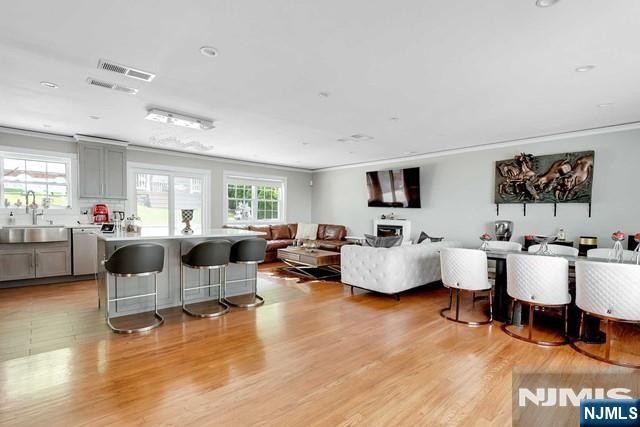 694 Center Street House, Ridgefield, NJ 07657