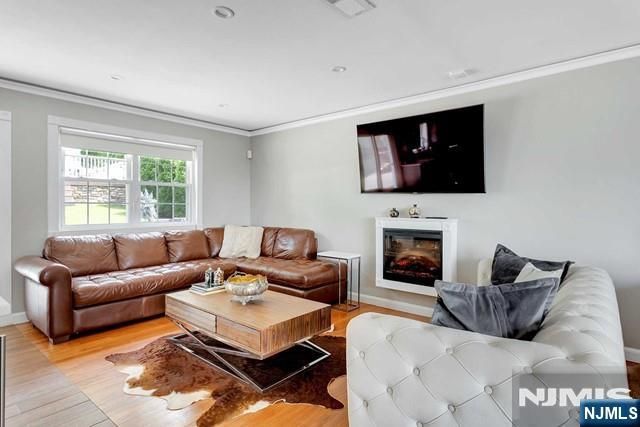 694 Center Street House, Ridgefield, NJ 07657
